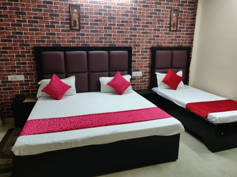 Deluxe Triple Room, City View | Soundproofing, free WiFi, bed sheets