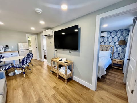 Family Suite | Bathroom | Shower, hair dryer, towels, soap