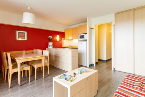 Apartment 6 people - 1 bedroom + 1 sleeping alcove - Terrace or balcony | Private kitchen | Fridge, microwave, stovetop, coffee/tea maker