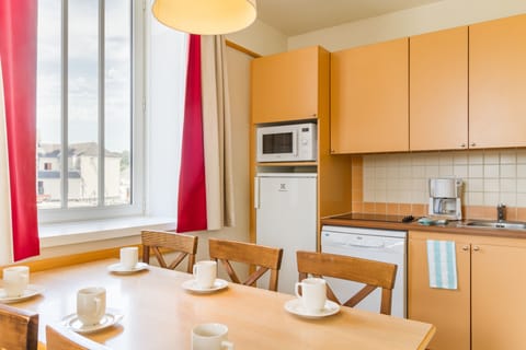 Standard - Apartment 6 people - 2 bedrooms | Private kitchen | Fridge, microwave, stovetop, coffee/tea maker