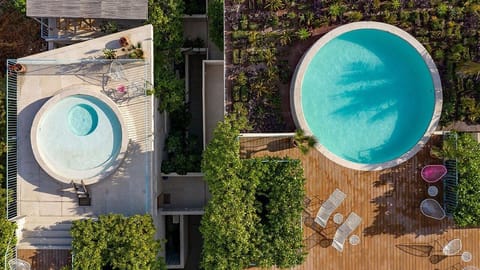 Indoor pool, 2 outdoor pools