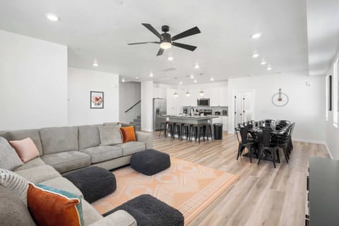 Condo, Multiple Beds, Balcony, Mountain View (Vintage Desert) | Living area | 50-inch flat-screen TV with digital channels, fireplace