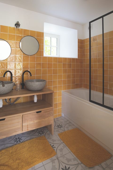 Classic Double Room, Garden View | Bathroom | Hair dryer, towels, soap, shampoo