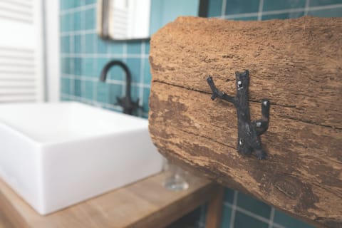 Classic Double Room, Garden View | Bathroom | Hair dryer, towels, soap, shampoo