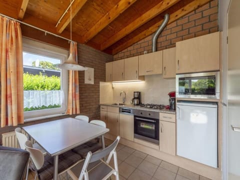 Comfort Bungalow, 3 Bedrooms | Dining