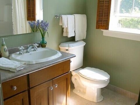 Classic Room, Ground Floor | Bathroom | Combined shower/tub, jetted tub, towels