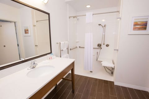 Room, Accessible, Non Smoking | Bathroom | Free toiletries, hair dryer, towels, soap