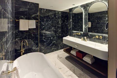 Presidential Studio Suite | Bathroom | Free toiletries, hair dryer, slippers, towels