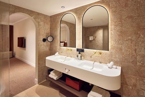 Executive Studio Suite | Bathroom | Free toiletries, hair dryer, slippers, towels
