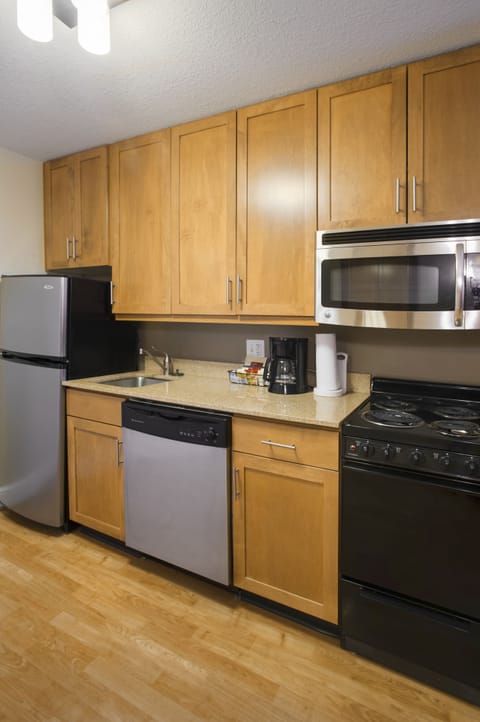 Full-size fridge, microwave, oven, stovetop