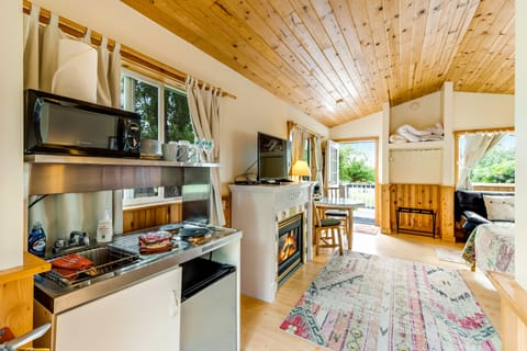 Cabin, 1 Bedroom, Hot Tub, Marina View (Deer Harbor Cottage #1) | Private kitchen | Fridge