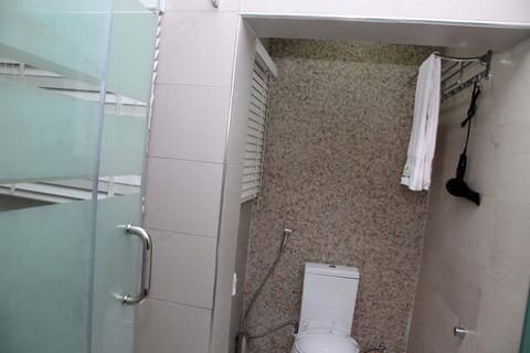 Deluxe Room, Balcony, City View | Bathroom | Free toiletries, towels, soap, shampoo