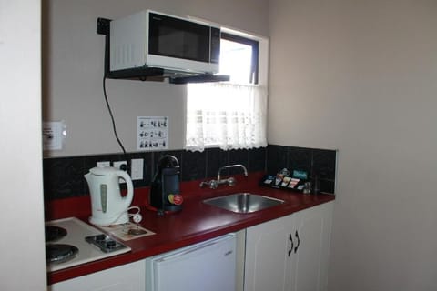 Comfort Studio | Private kitchen | Full-size fridge, microwave, stovetop, cookware/dishes/utensils