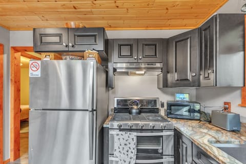 Cabin, 1 Bedroom | Private kitchen | Fridge, oven, stovetop, coffee/tea maker