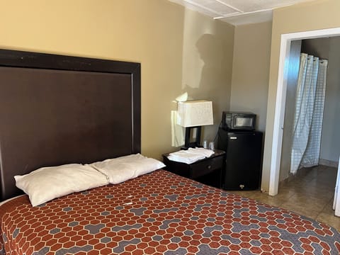 Room, 1 Queen Bed | Desk, free WiFi, bed sheets