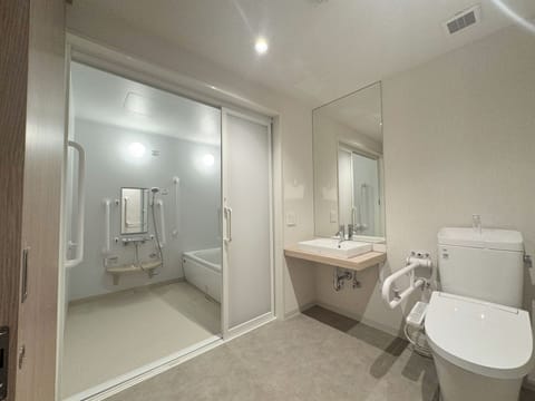 Economy Room | Bathroom | Hair dryer, slippers, bidet, towels