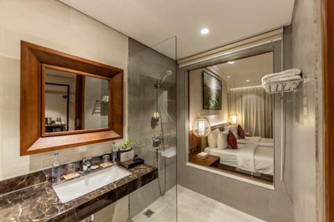 Standard Room | Bathroom | Designer toiletries, hair dryer, bathrobes, bidet