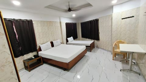 Deluxe Triple Room | Bathroom | Shower, towels, soap, shampoo