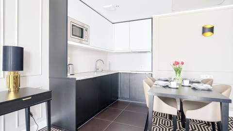 Apartament (E505) | Private kitchen | Fridge, microwave, stovetop, dishwasher