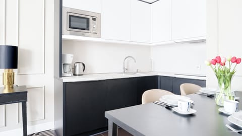 Apartament (E505) | Private kitchen | Fridge, microwave, stovetop, dishwasher