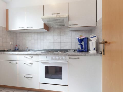 Deluxe Apartment, 3 Bedrooms | Private kitchen | Fridge, oven, coffee/tea maker, toaster