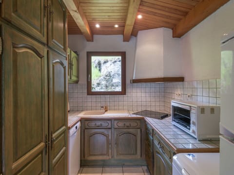 Elite Chalet, 3 Bedrooms | Private kitchen | Fridge, microwave, oven, coffee/tea maker