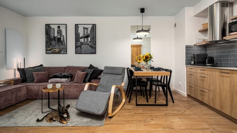 Apartment, Patio (4) | Living area | Flat-screen TV