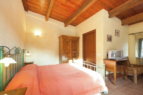 Deluxe House, 2 Bedrooms | Living room | Fireplace