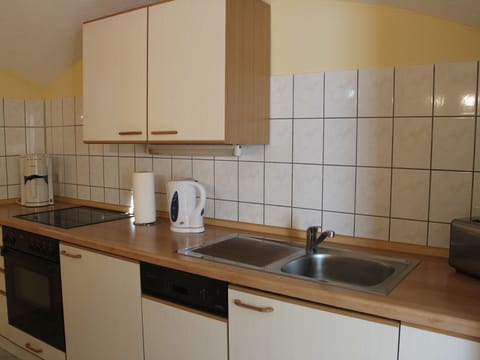 Elite Apartment, 1 Bedroom | Private kitchen | Fridge, microwave, oven, stovetop