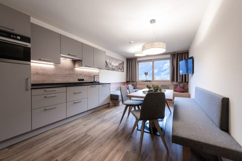 Deluxe House, 2 Bedrooms | Dining