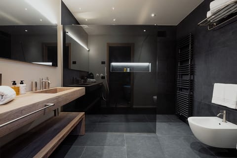 Junior Double or Twin Room, Balcony, Mountain View | Bathroom | Free toiletries, hair dryer, towels, soap