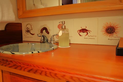 Comfort Suite | Bathroom | Free toiletries, hair dryer, slippers, towels