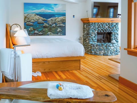 Traditional Suite | Free minibar items, in-room safe, individually decorated