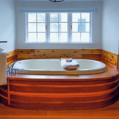 Traditional Suite | Bathroom | Free toiletries, hair dryer, slippers, towels