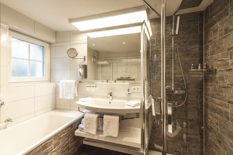 Junior Suite | Bathroom | Jetted tub, free toiletries, hair dryer, bathrobes