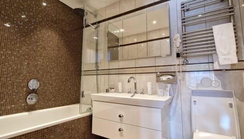 Superior Double Room, Lake View | Bathroom | Hair dryer, towels