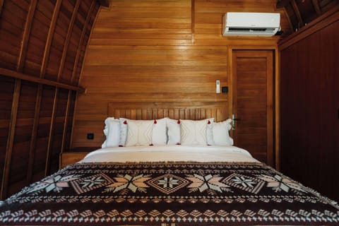 Deluxe Room, Garden View | Desk, laptop workspace, free WiFi, bed sheets