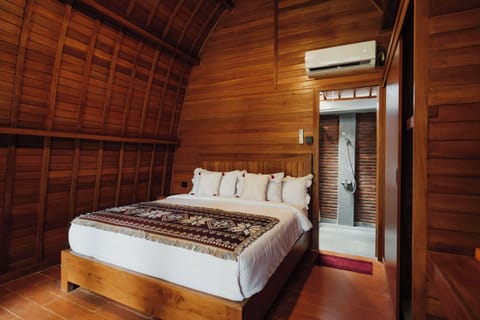 Deluxe Room, Garden View | Desk, laptop workspace, free WiFi, bed sheets