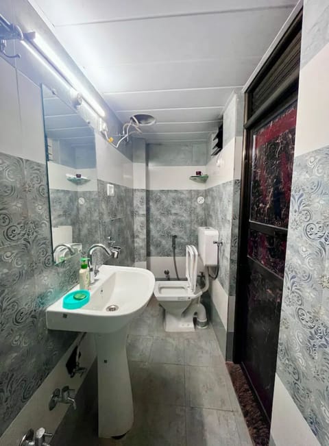 Luxury Double Room | Bathroom | Shower, hair dryer, towels, soap