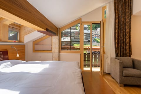 Superior Double Room, Balcony | Hypo-allergenic bedding, minibar, in-room safe, desk