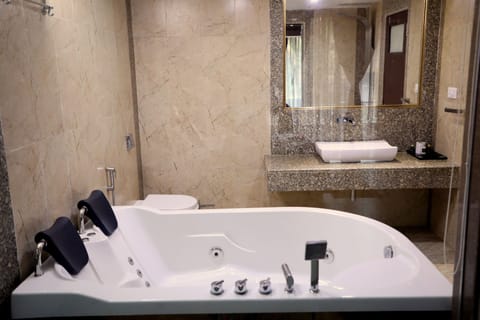 Luxury Double Room, 1 Double Bed, Jetted Tub | Bathroom | Combined shower/tub, hydromassage showerhead, free toiletries