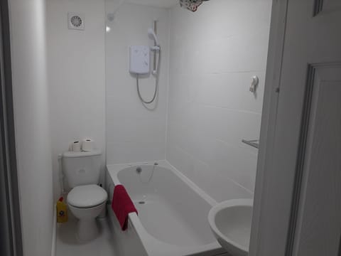 Studio | Bathroom | Shower, towels, toilet paper