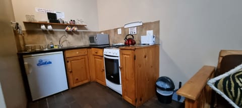 Cottage (Double) | Private kitchen | Fridge, microwave, stovetop, coffee/tea maker