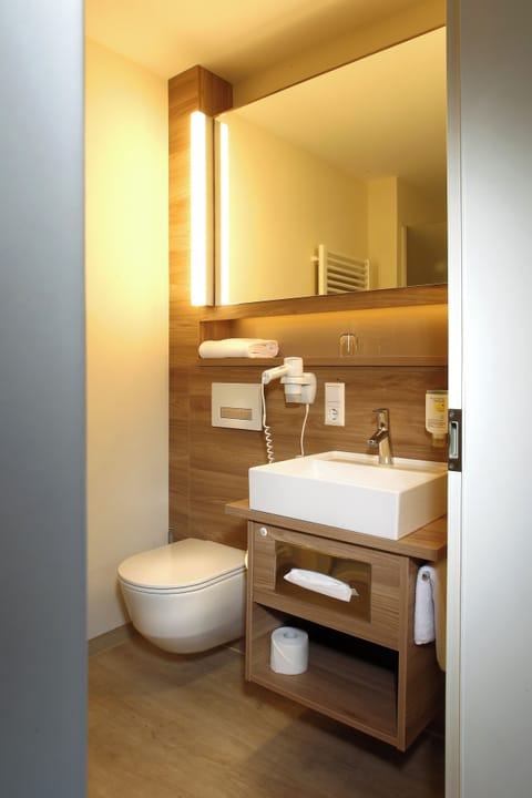 Business Single Room | Bathroom | Hair dryer, towels