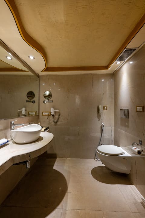 Family Royal Suite | Bathroom | Separate tub and shower, free toiletries, hair dryer, slippers