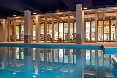 Indoor pool, sun loungers