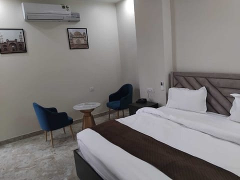 Signature Double Room | Iron/ironing board, free WiFi