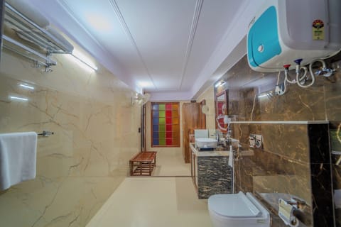 Maharaja Suite | Bathroom | Shower, free toiletries, hair dryer, bathrobes