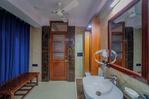 Maharani Suite | Bathroom | Shower, free toiletries, hair dryer, bathrobes