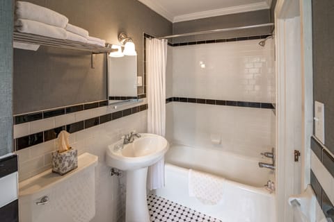 1937 King Bed | Bathroom | Combined shower/tub, free toiletries, hair dryer, towels